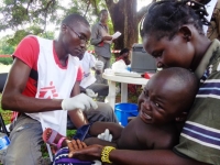 Centrafrique : Plus de 100 enfants atteints de rougeole pris en charge à Bossangoa par MSF