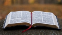 Centrafrique : Faux, un cheveu trouvé dans une bible n’est pas un traitement du Covid-19