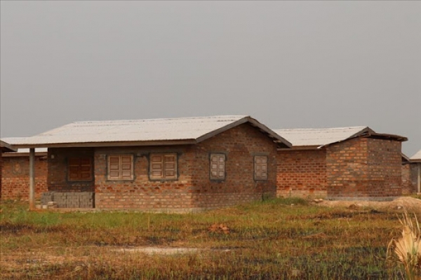 Centrafrique : des logements sociaux construits par le Royaume du Maroc à Sakai, commune de Bimbo 3 envahis des hautes herbes
