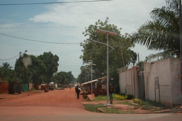 Centrafrique : Les activités nocturnes reprennent dans des quartiers du 3ème arrondissement grâce aux panneaux solaires