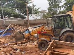 Centrafrique : La Mairie de Bangui a démoli des kiosques et installations à Petevo dans le 6ème arrondissement
