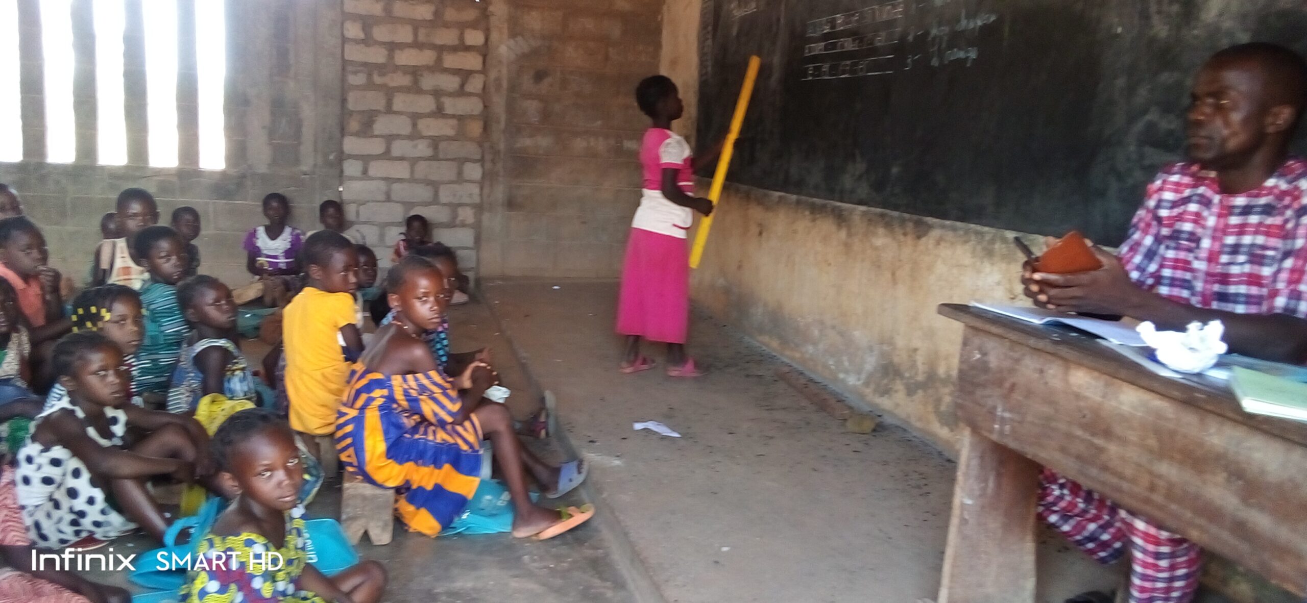 Centrafrique : Des élèves de l’école Sainte Thérèse de Kaga-Bandoro s’asseyent par terre en pleine évaluation